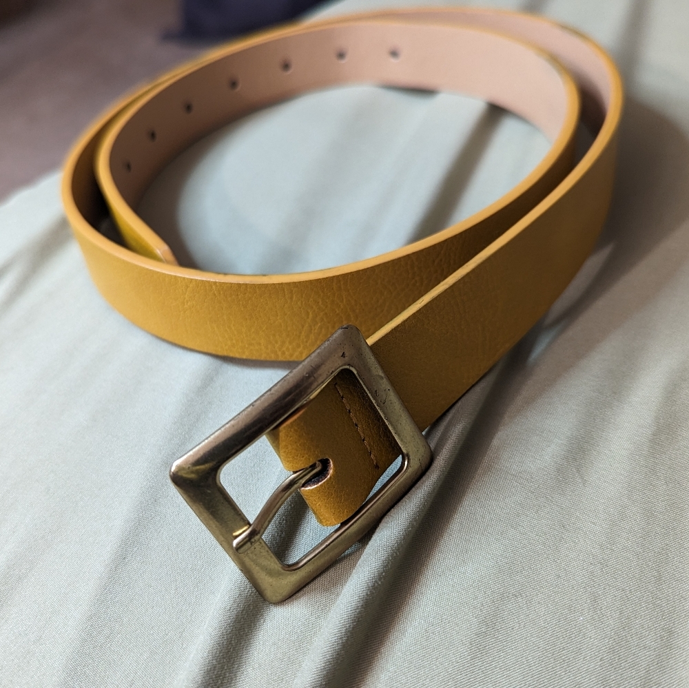 Women's buckle belt